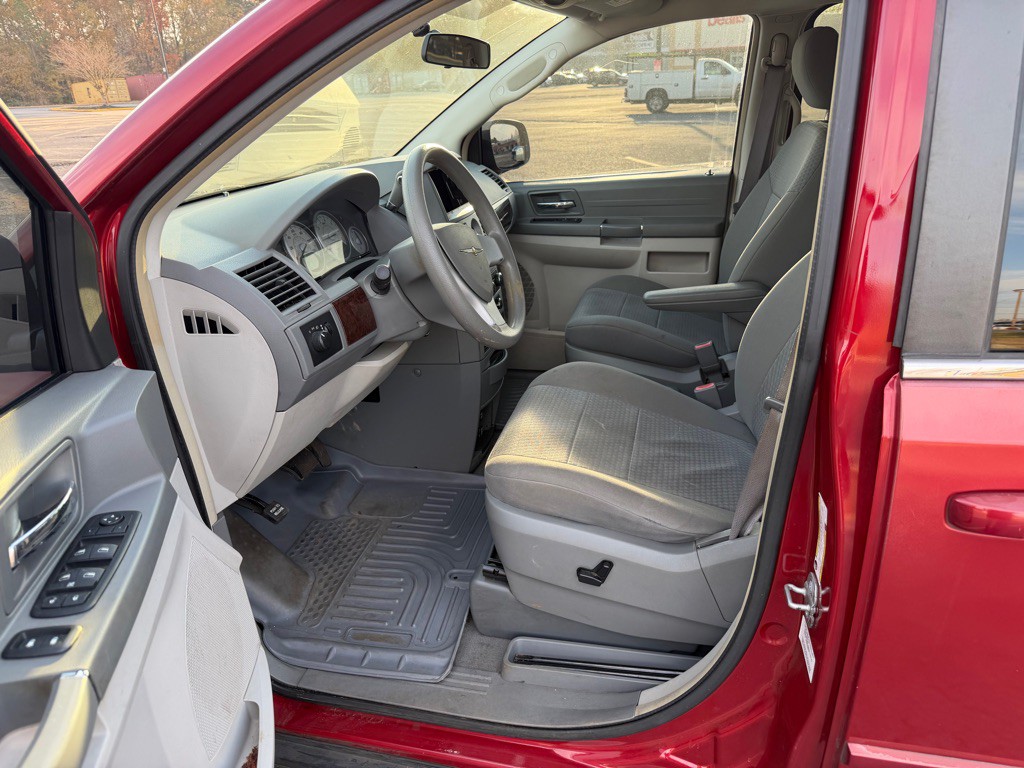 2010 Chrysler Town & Country Image 7