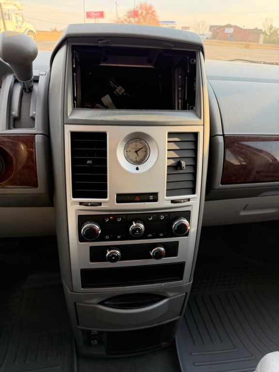 2010 Chrysler Town & Country Image 8