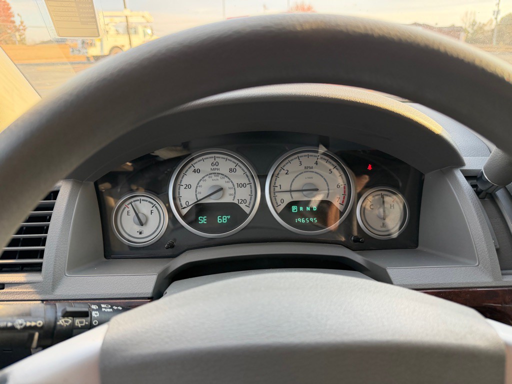 2010 Chrysler Town & Country Image 9