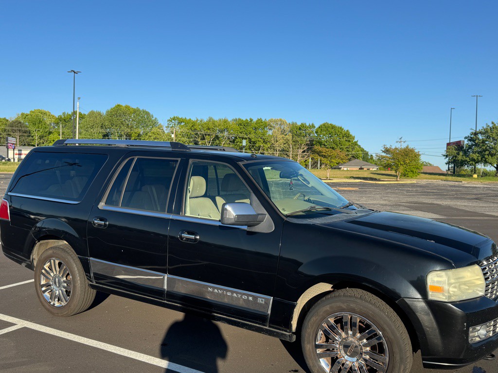 2008 Lincoln Navigator Image 3