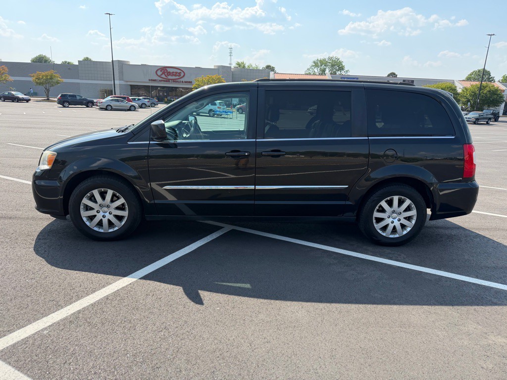 2014 Chrysler Town & Country Image 1