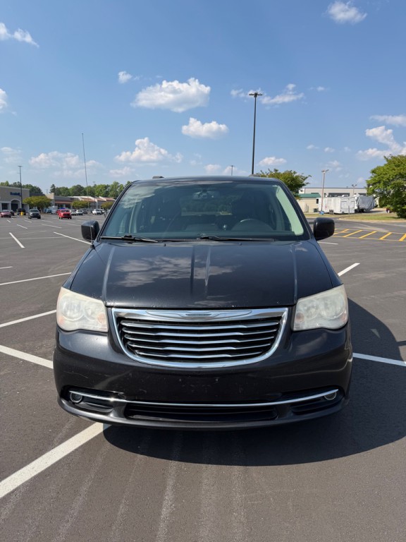 2014 Chrysler Town & Country Image 2