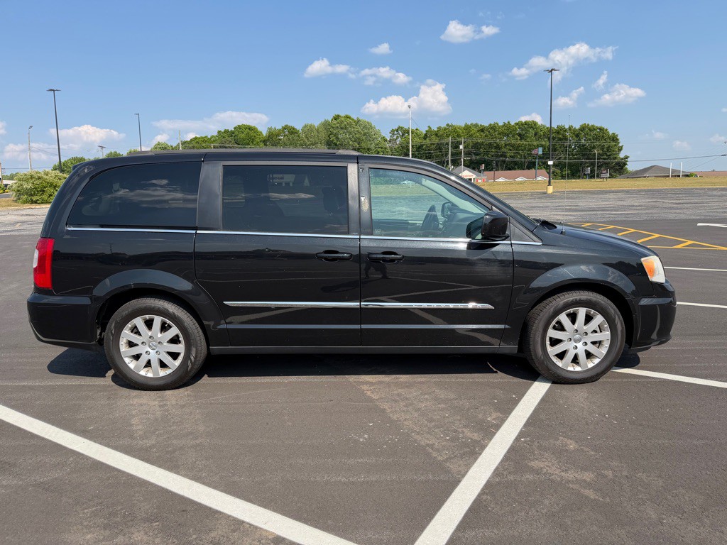 2014 Chrysler Town & Country Image 3