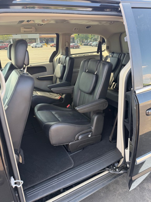 2014 Chrysler Town & Country Image 6