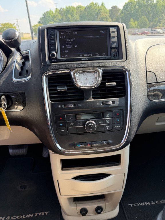 2014 Chrysler Town & Country Image 8