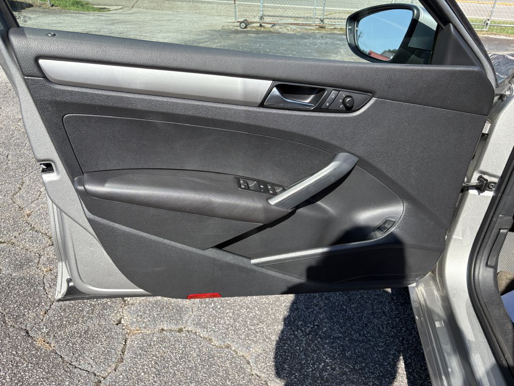 2012 Volkswagen Passat Image 9