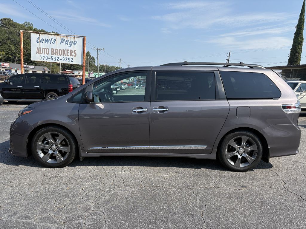 2015 Toyota Sienna Image 2