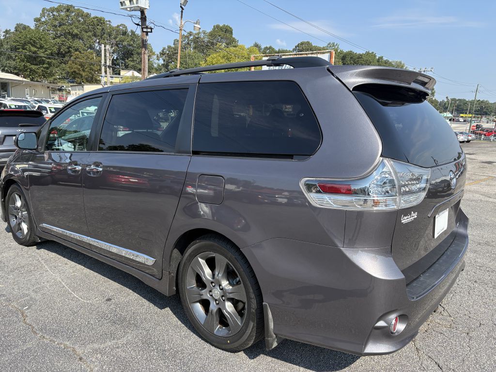 2015 Toyota Sienna Image 3