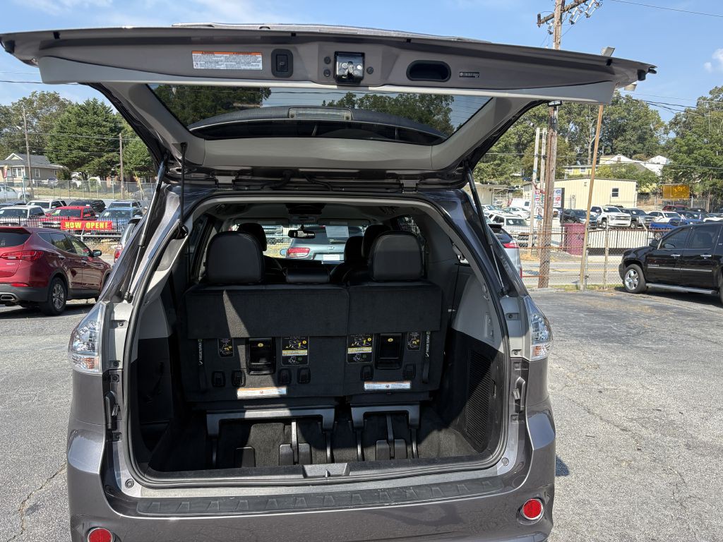 2015 Toyota Sienna Image 5