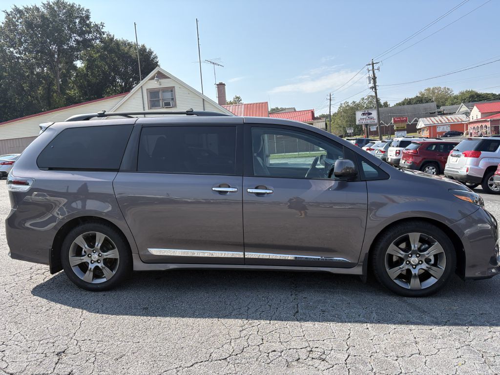 2015 Toyota Sienna Image 8