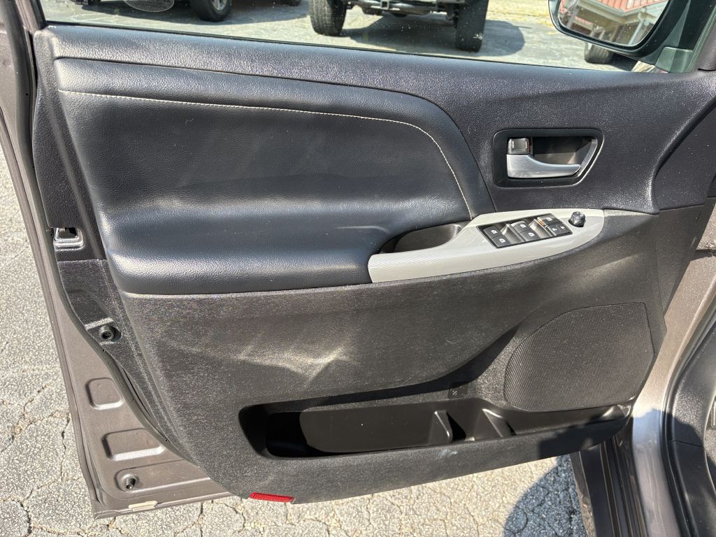 2015 Toyota Sienna Image 11