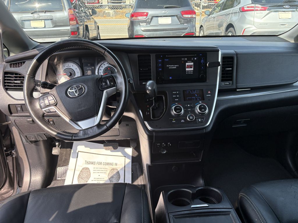 2015 Toyota Sienna Image 13