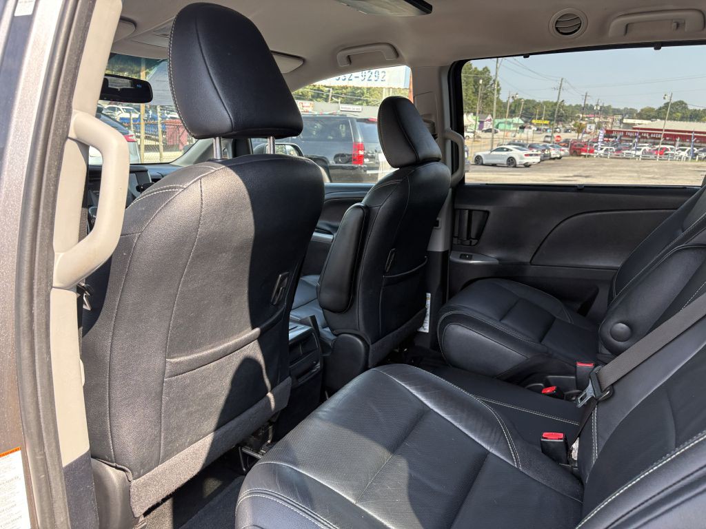 2015 Toyota Sienna Image 14