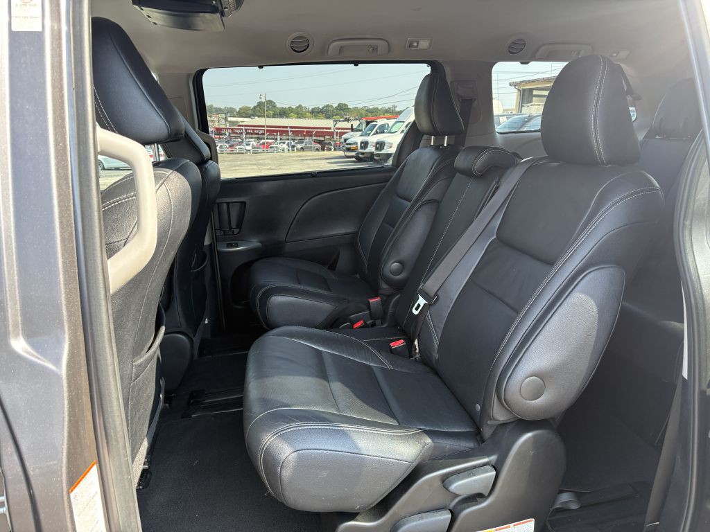 2015 Toyota Sienna Image 15