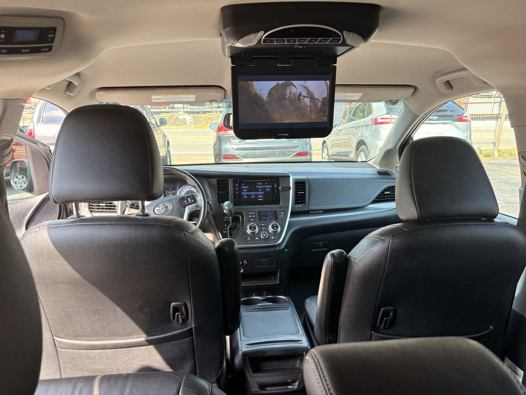 2015 Toyota Sienna Image 16