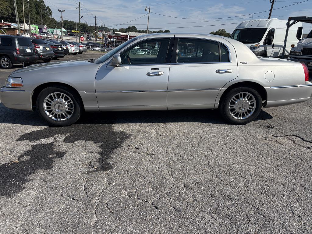 2009 Lincoln Town Car Image 2