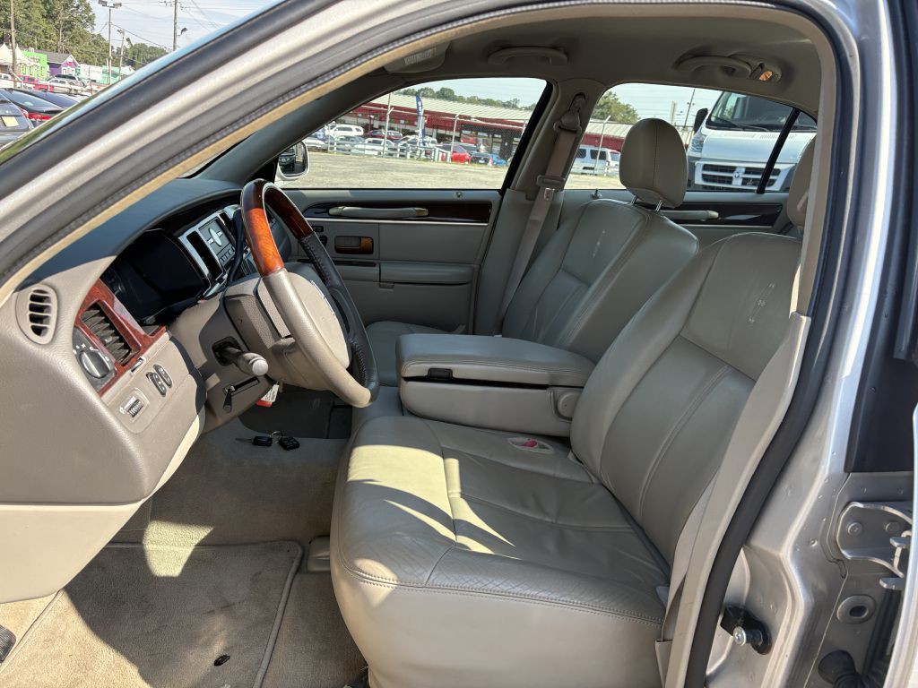 2009 Lincoln Town Car Image 10