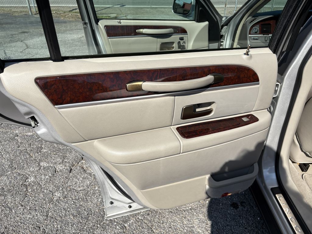 2009 Lincoln Town Car Image 13