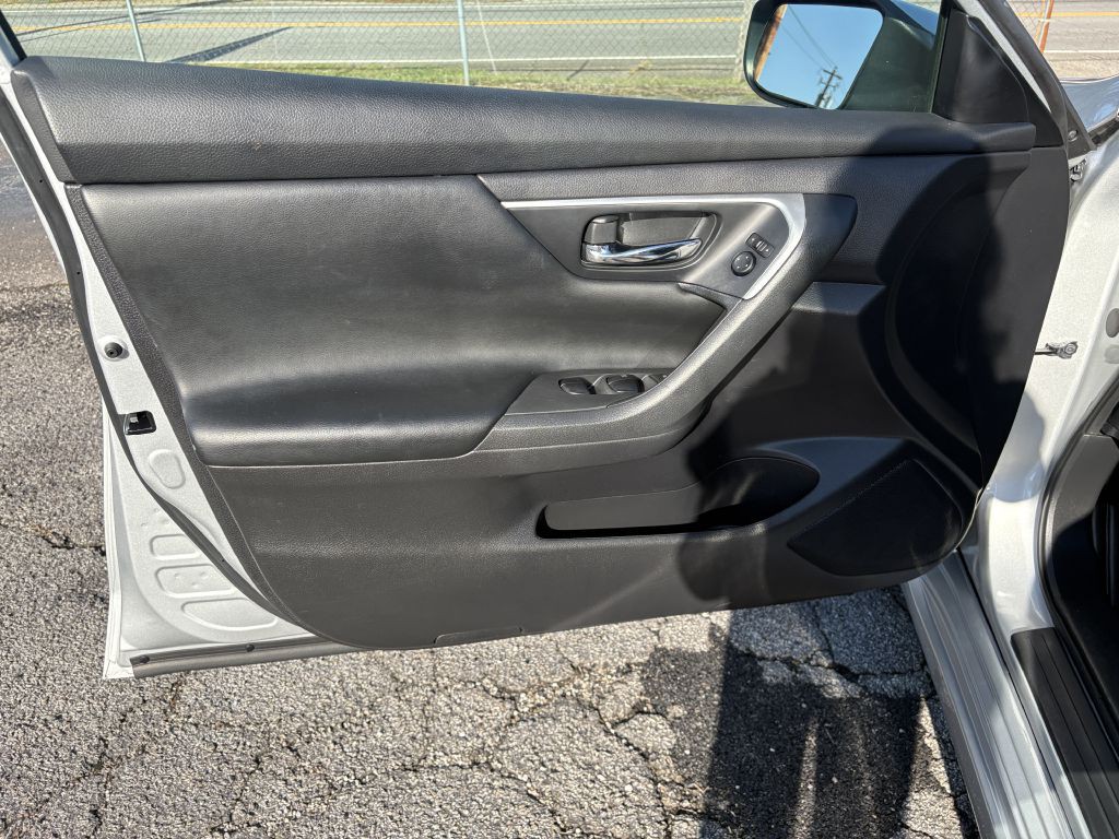 2017 Nissan Altima Image 9
