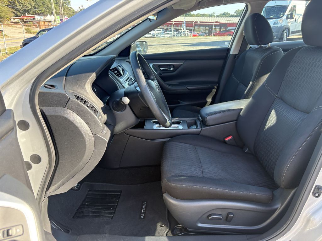 2017 Nissan Altima Image 10