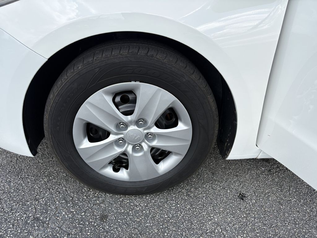 2017 Kia Forte Image 16