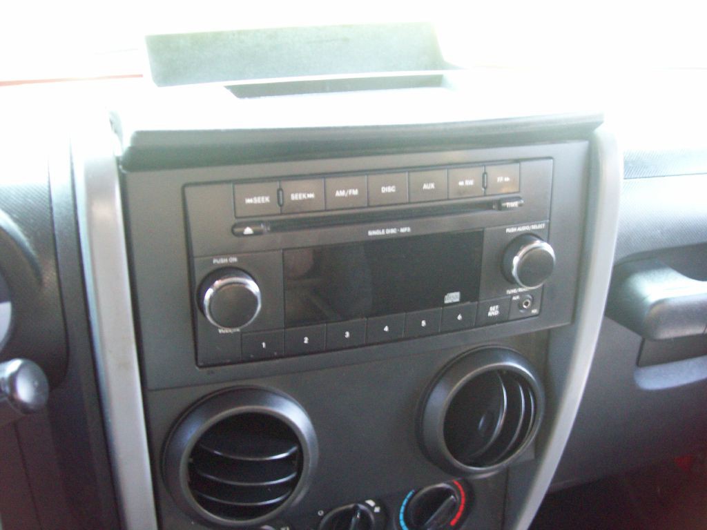 2010 Jeep Wrangler Image 12