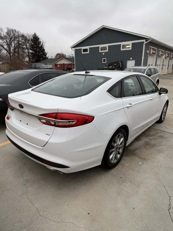 2017 Ford Fusion Image 2