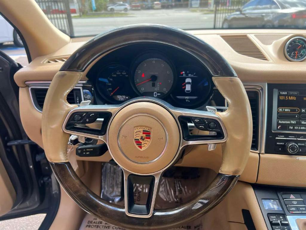 2015 Porsche Macan Image 16