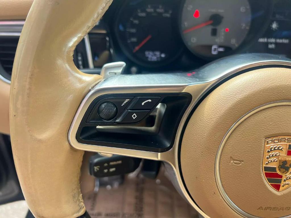 2015 Porsche Macan Image 18