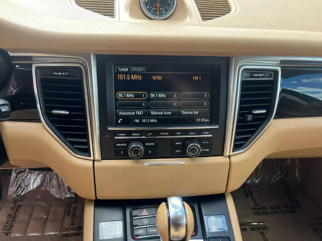 2015 Porsche Macan Image 19