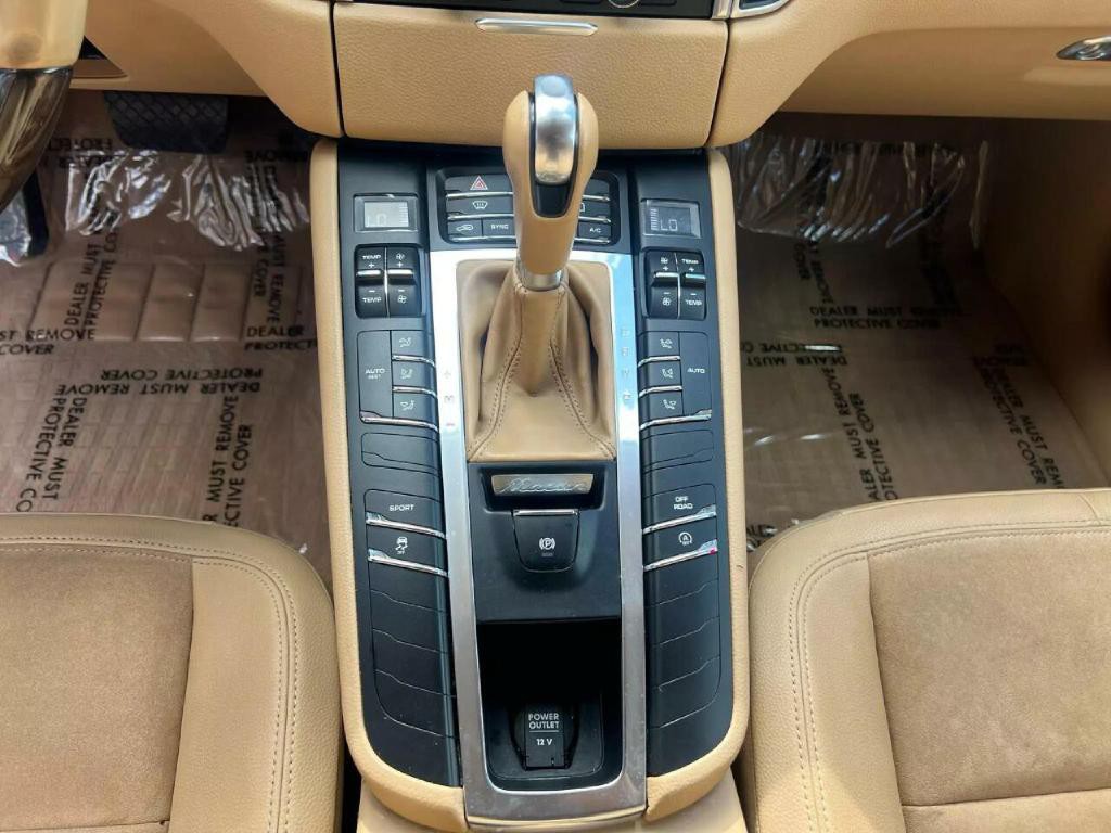 2015 Porsche Macan Image 21