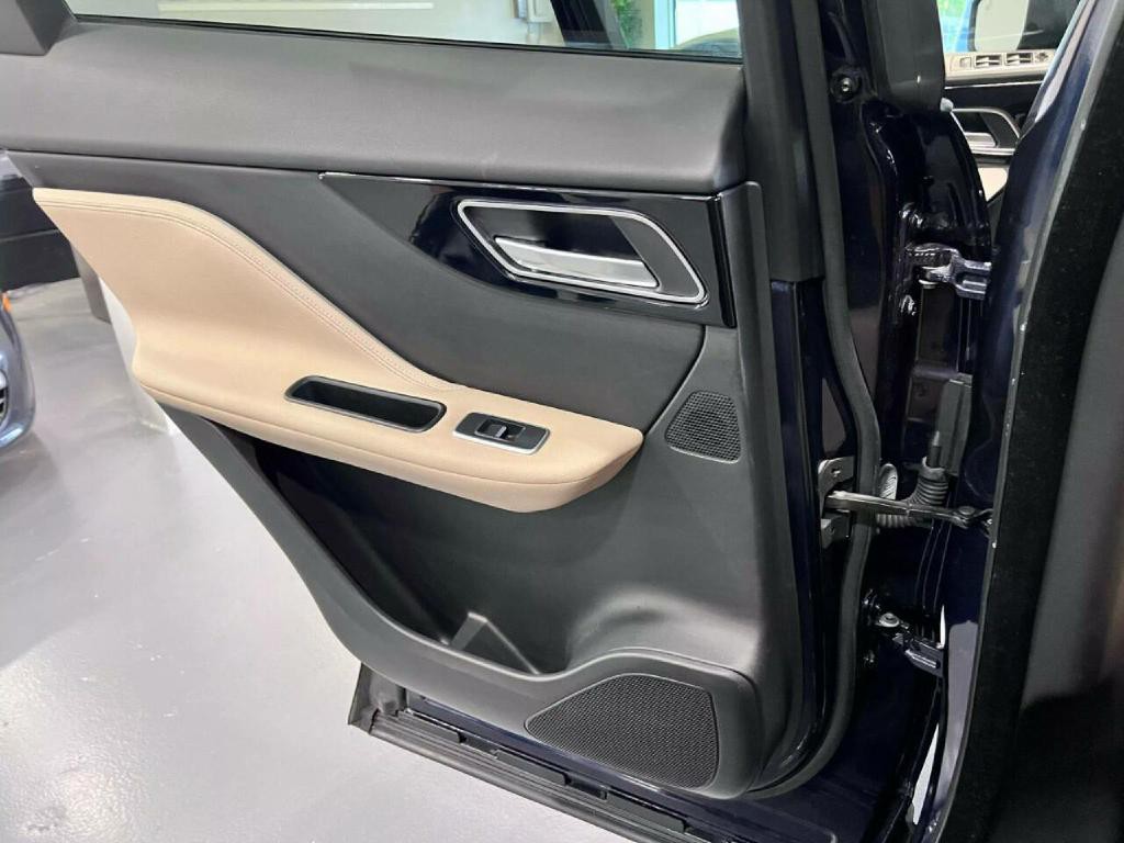 2018 Jaguar F-PACE Image 19