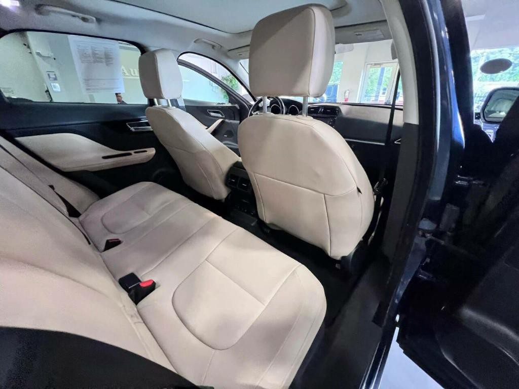 2018 Jaguar F-PACE Image 25