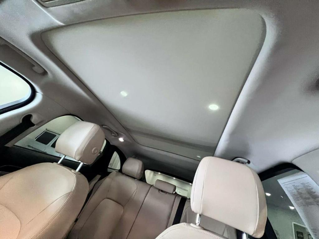2018 Jaguar F-PACE Image 30