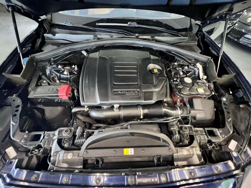 2018 Jaguar F-PACE Image 32