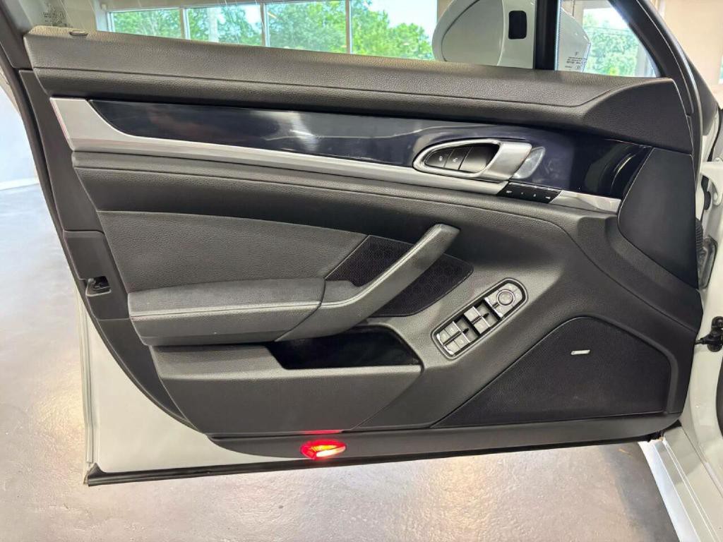2014 Porsche Panamera Image 30
