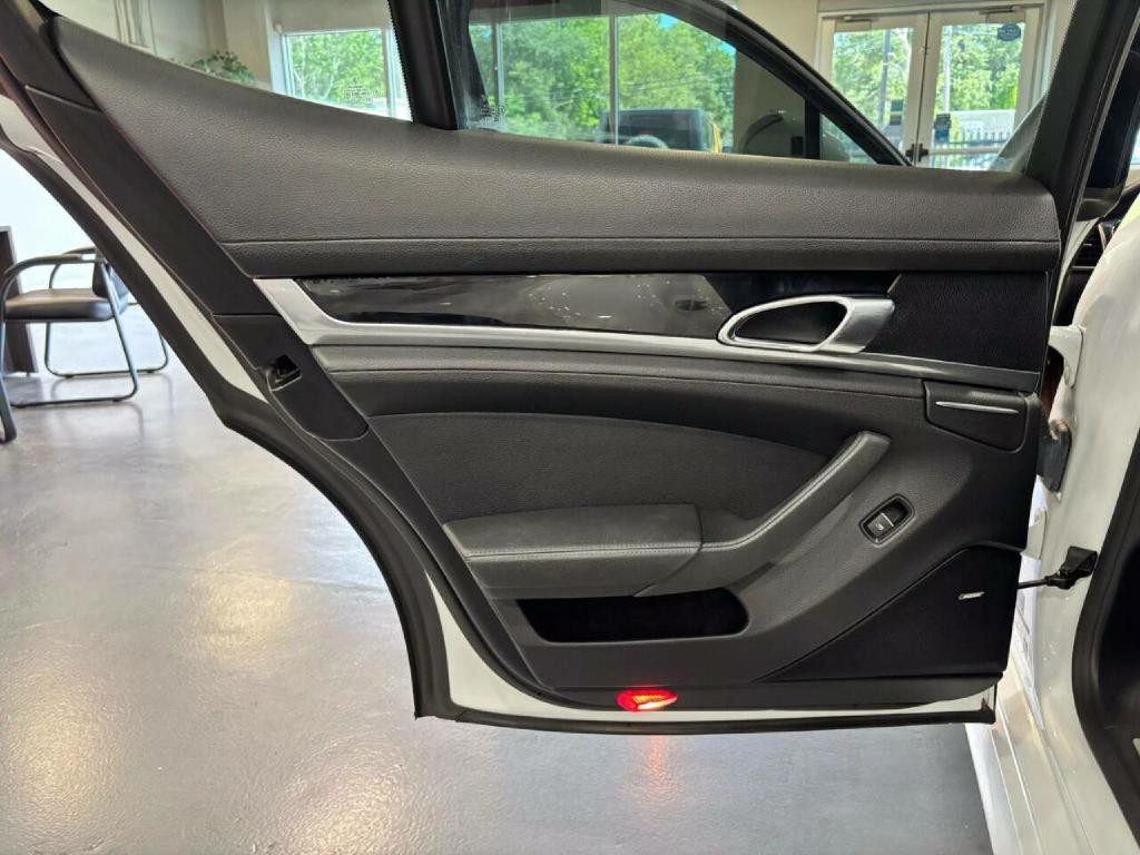 2014 Porsche Panamera Image 33