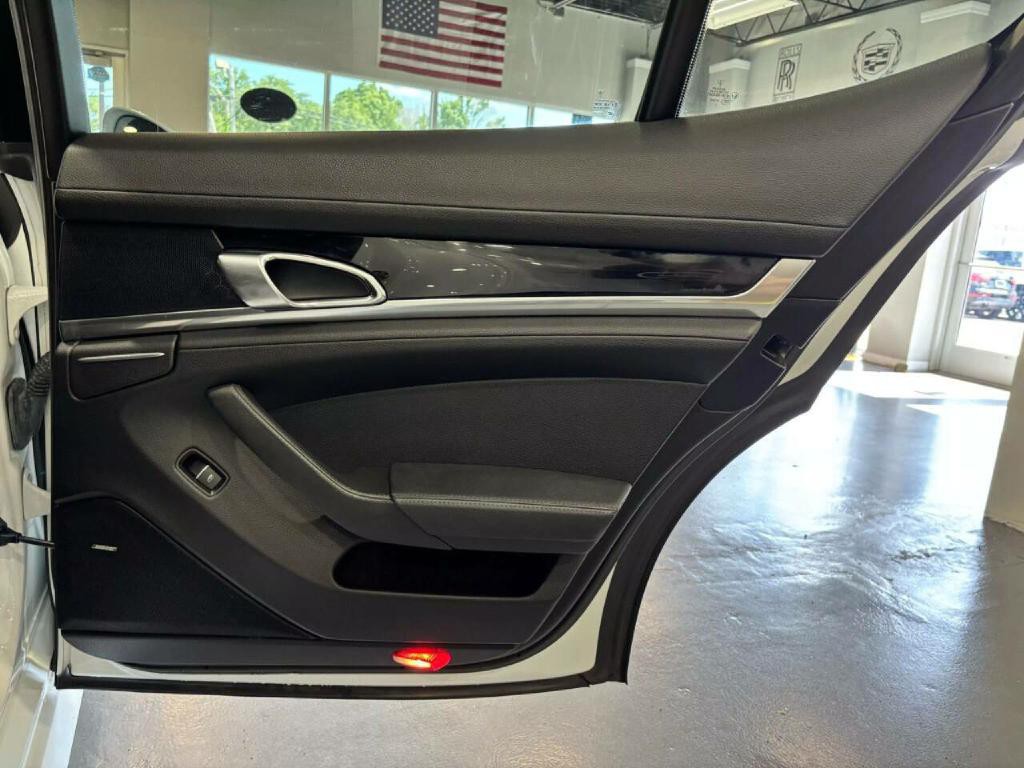 2014 Porsche Panamera Image 34