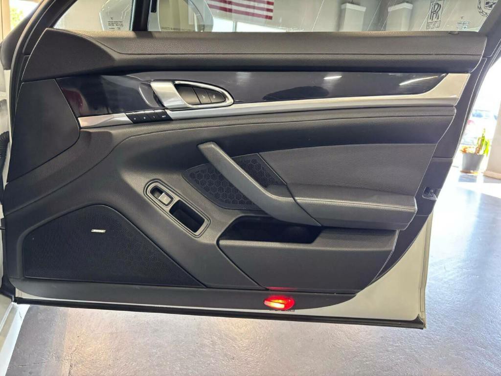 2014 Porsche Panamera Image 35