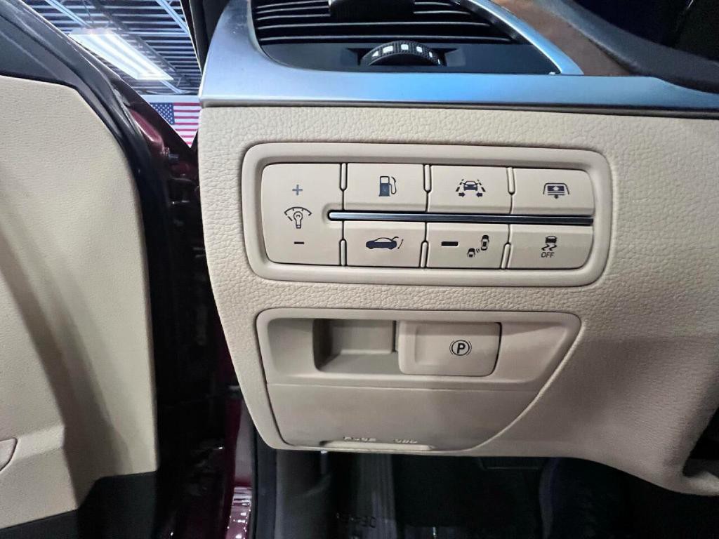 2016 Hyundai Genesis Image 32