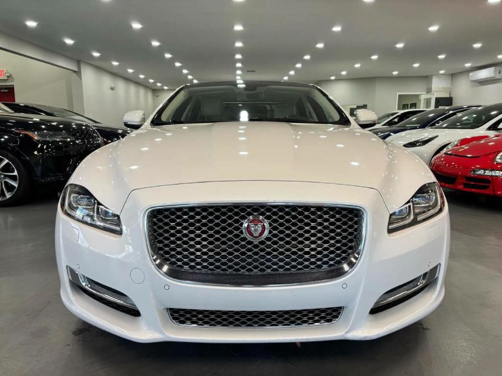 2017 Jaguar XJ Image 2
