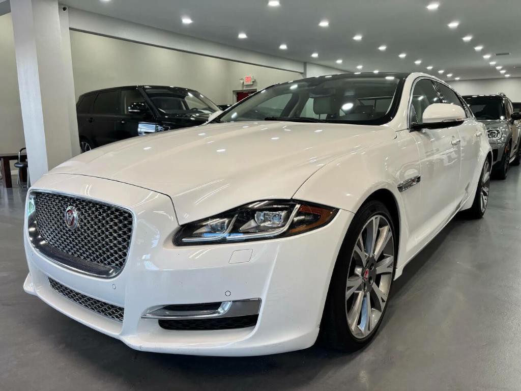 2017 Jaguar XJ Image 3