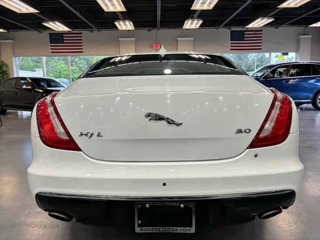 2017 Jaguar XJ Image 6