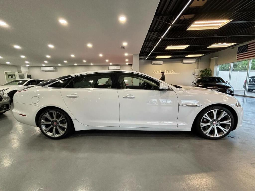 2017 Jaguar XJ Image 8