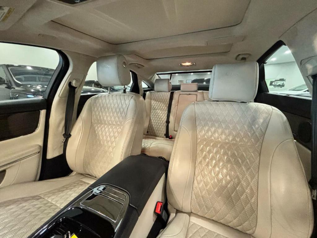 2017 Jaguar XJ Image 10