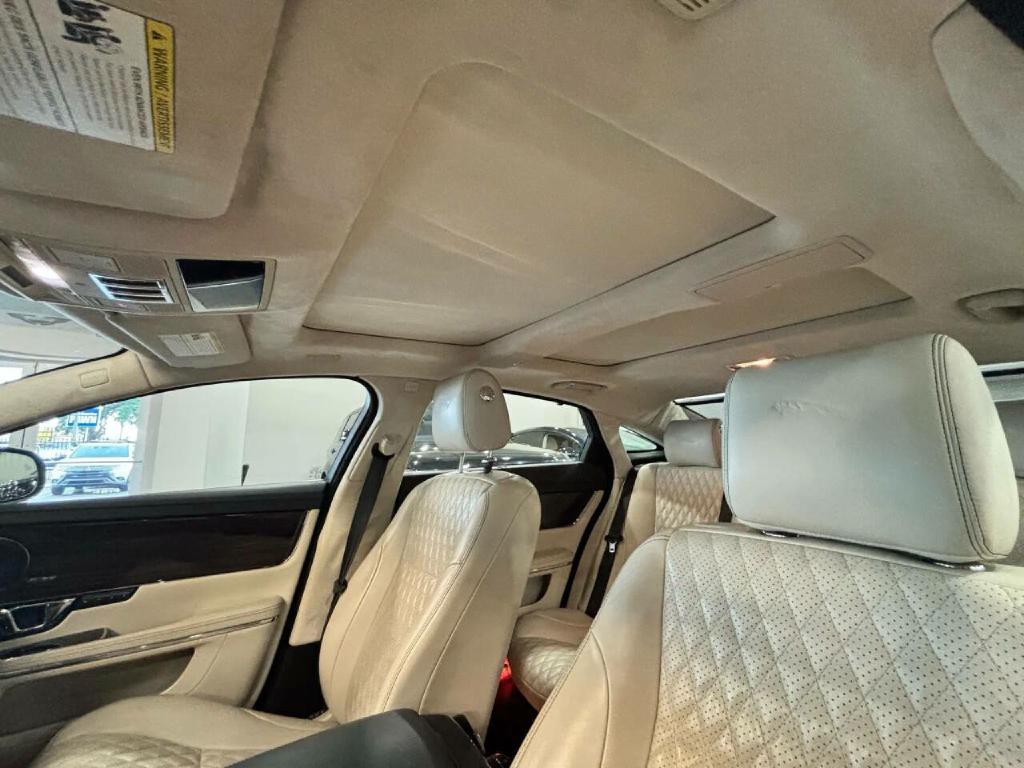 2017 Jaguar XJ Image 12