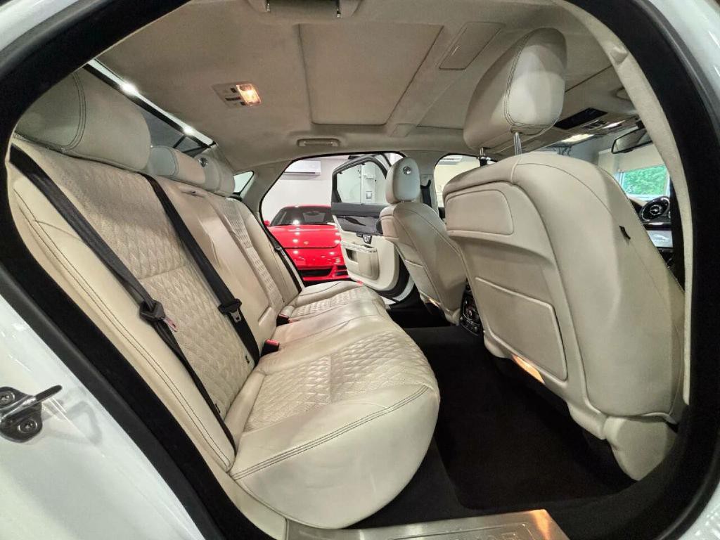 2017 Jaguar XJ Image 16