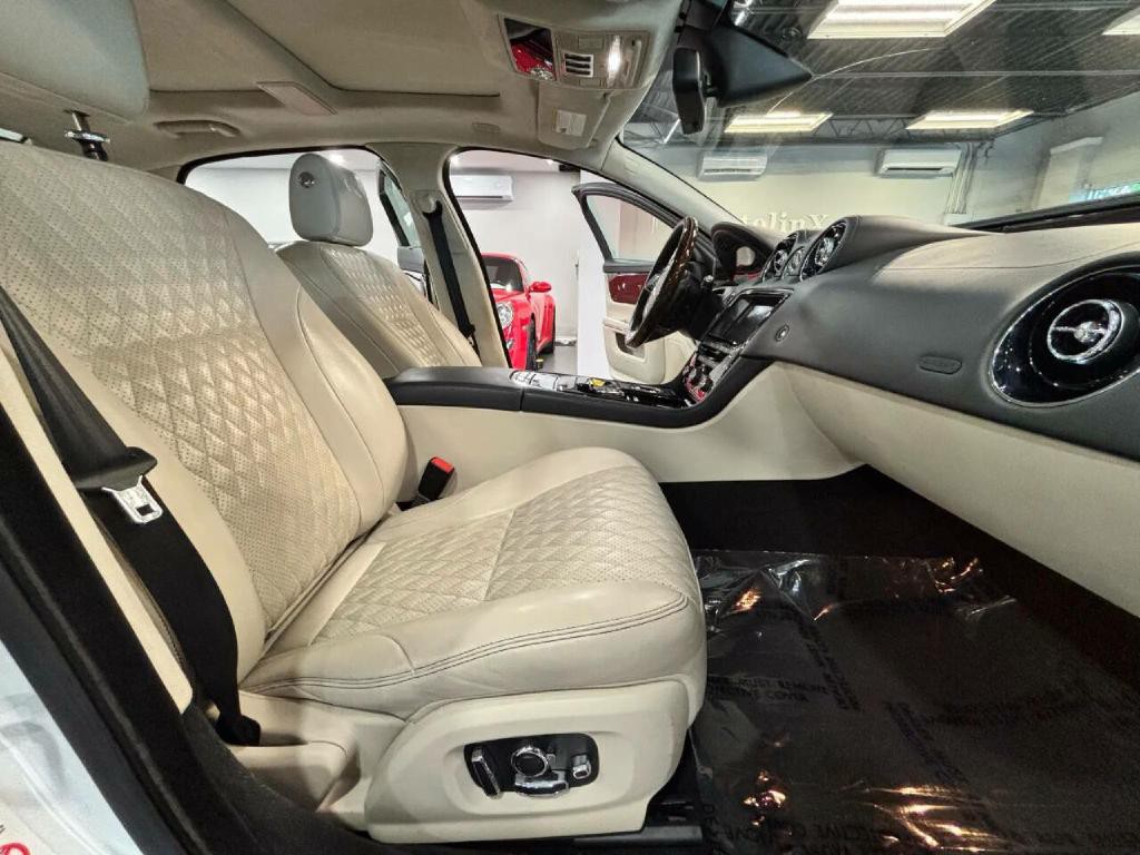 2017 Jaguar XJ Image 21