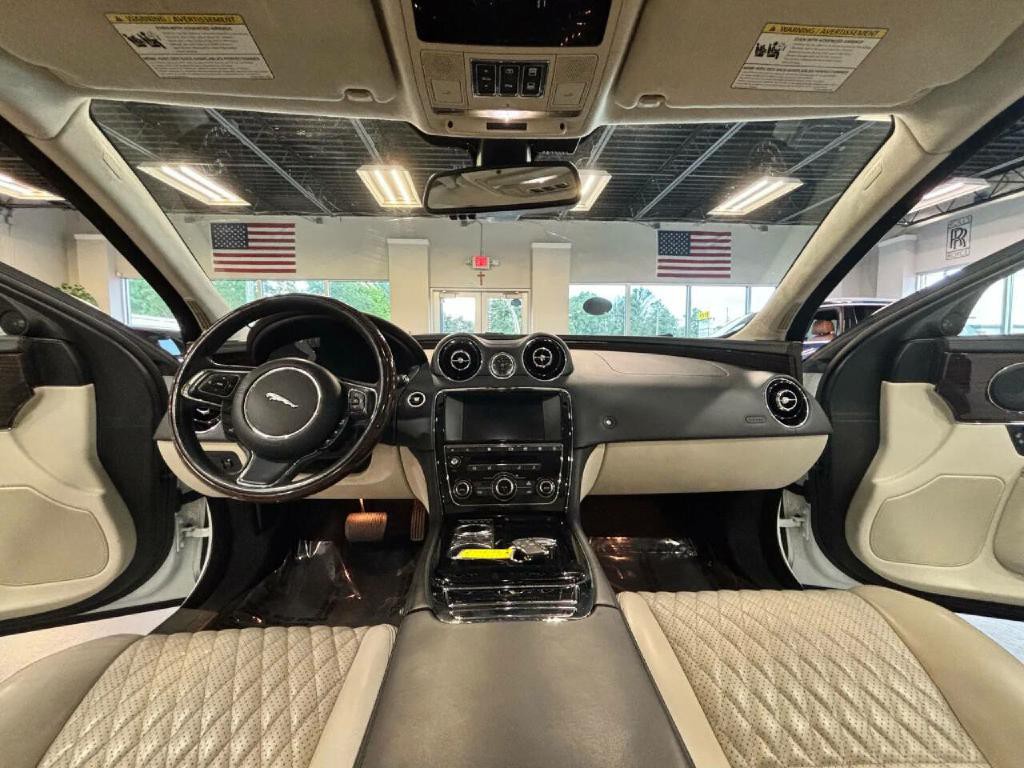 2017 Jaguar XJ Image 24