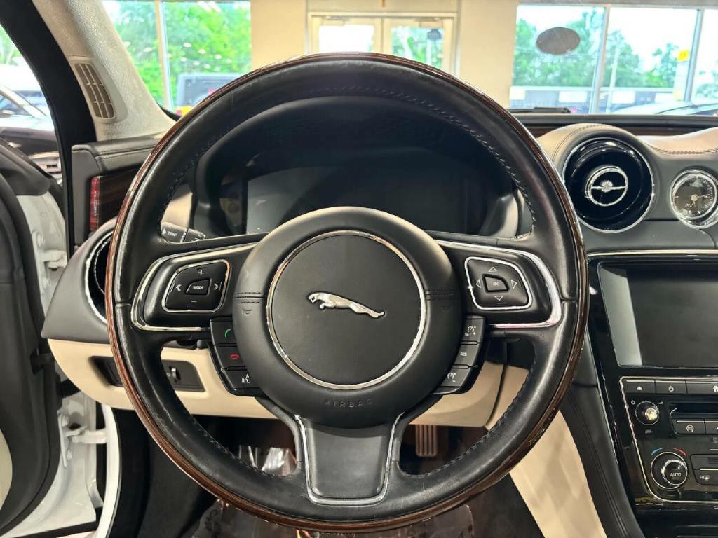 2017 Jaguar XJ Image 25